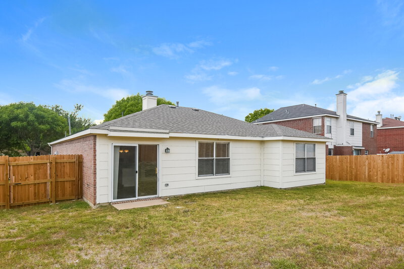 2,140/Mo, 1918 Notre Dame Glenn Heights, TX 75154 Rear View