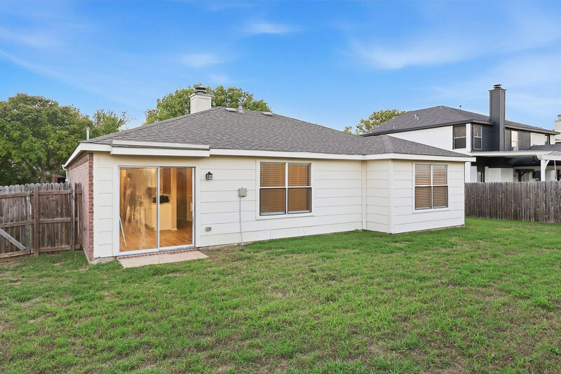 2,140/Mo, 1918 Notre Dame Glenn Heights, TX 75154 Rear View