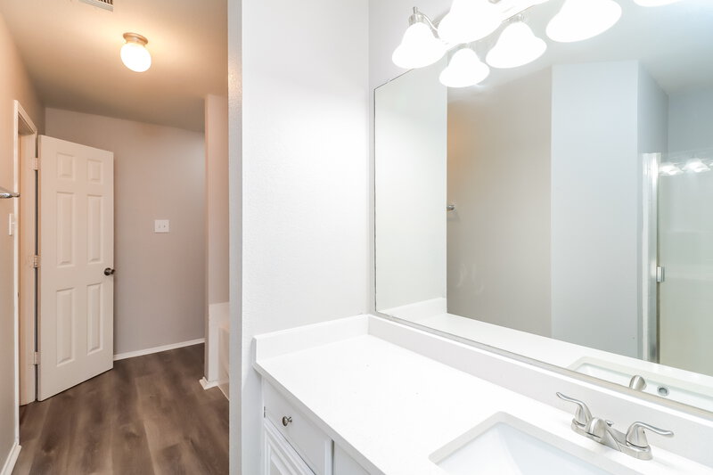 2,175/Mo, 1224 Sierra Blanca Dr Burleson, TX 76028 Main Bathroom View