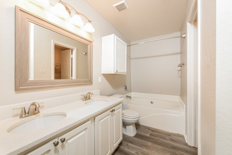 2,335/Mo, 5412 Beaver Ridge Dr Watauga, TX 76137 Main Bathroom View