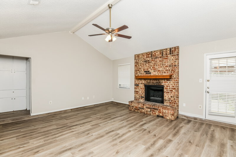 2,285/Mo, 402 Sunnyview Ct Mansfield, TX 76063 Living Room View 2