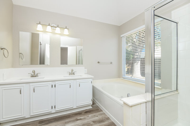 2,335/Mo, 8515 Auburn Dr Fort Worth, TX 76123 Main Bathroom View