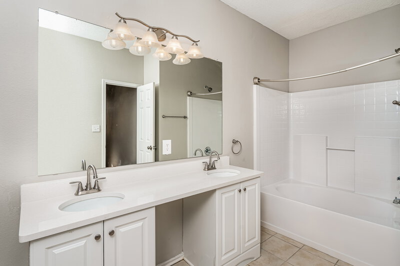 2,455/Mo, 3913 Overlake Dr Denton, TX 76210 Main Bathroom View