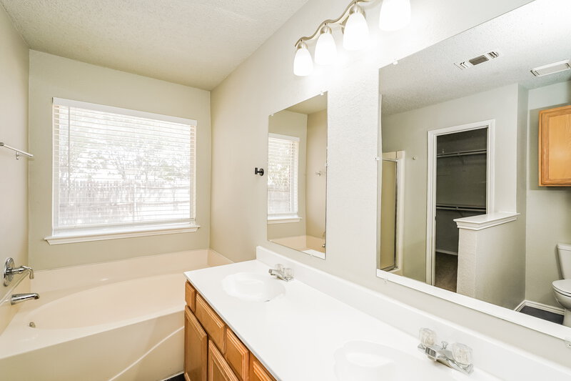 2,065/Mo, 3712 Garden Springs Dr Fort Worth, TX 76123 Main Bathroom View