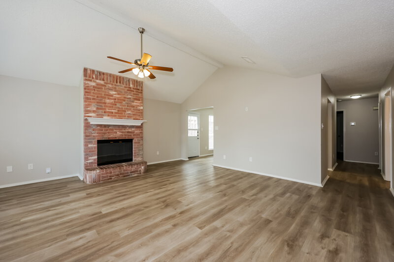 2,320/Mo, 7010 Stetter Dr Arlington, TX 76001 Living Room View 2