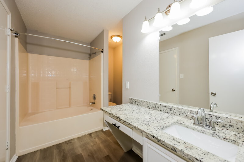 2,320/Mo, 7010 Stetter Dr Arlington, TX 76001 Main Bathroom View
