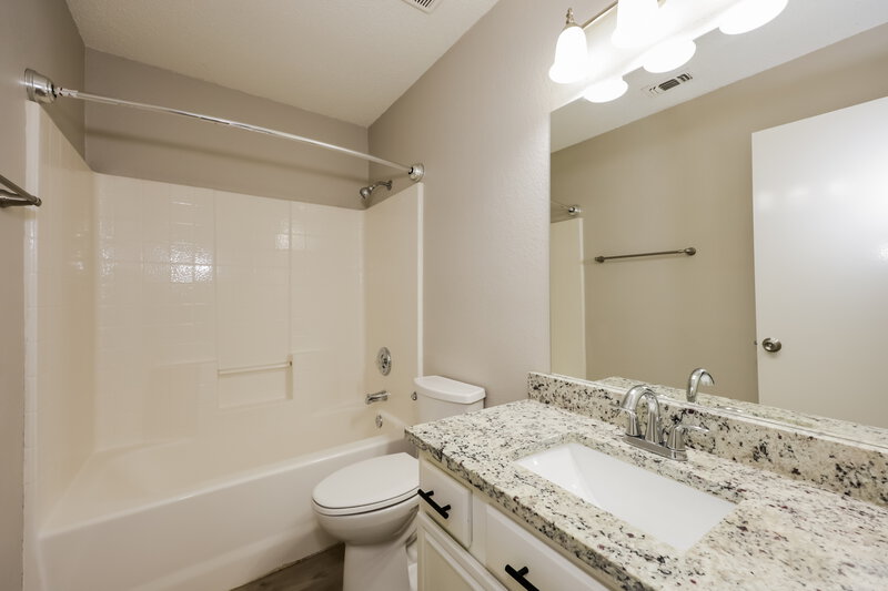 2,320/Mo, 7010 Stetter Dr Arlington, TX 76001 Bathroom View