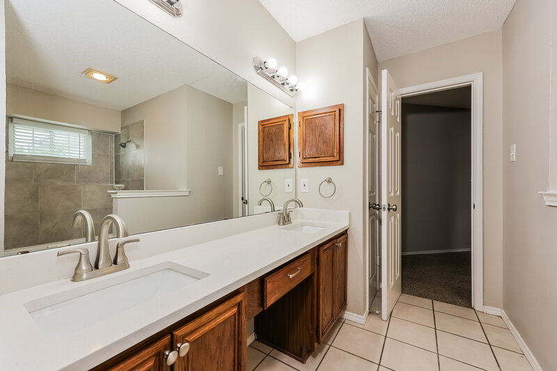 2,350/Mo, 2729 Forest Creek Dr Fort Worth, TX 76123 Main Bathroom View