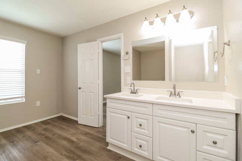 2,155/Mo, 1813 Vineridge Ln Burleson, TX 76028 Main Bathroom View