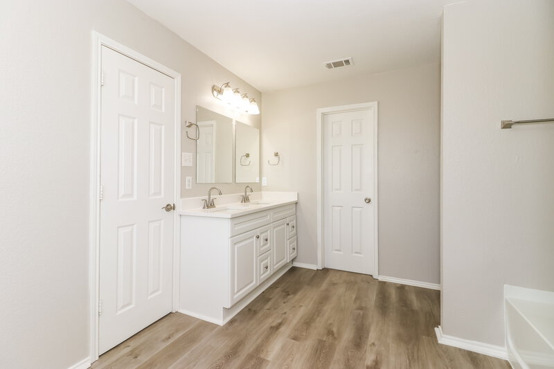 2,940/Mo, 1813 Vineridge Ln Burleson, TX 76028 Main Bathroom View
