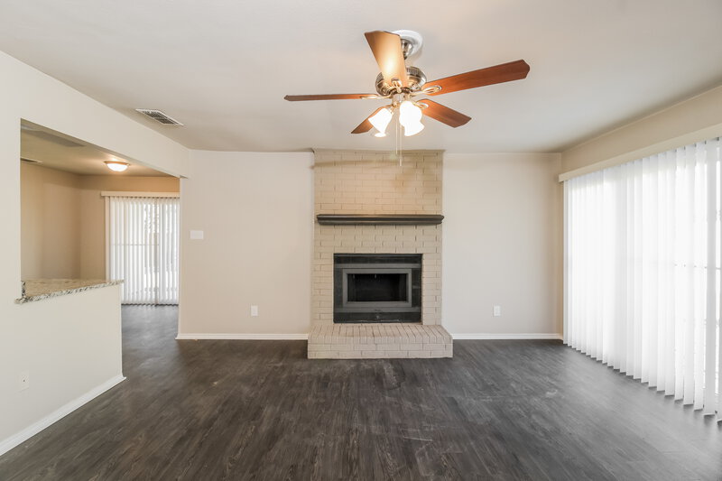 2,185/Mo, 1902 Wisteria St Denton, TX 76205 Living Room View 4