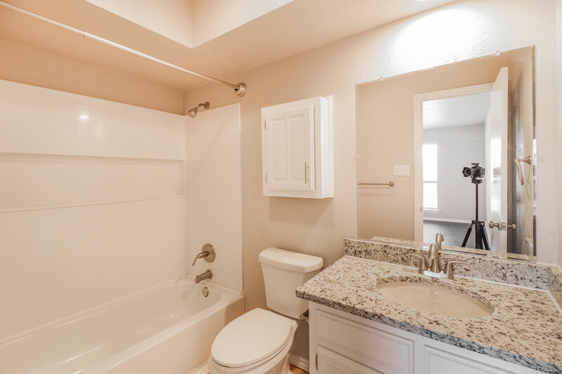2,185/Mo, 1902 Wisteria St Denton, TX 76205 Main Bathroom View