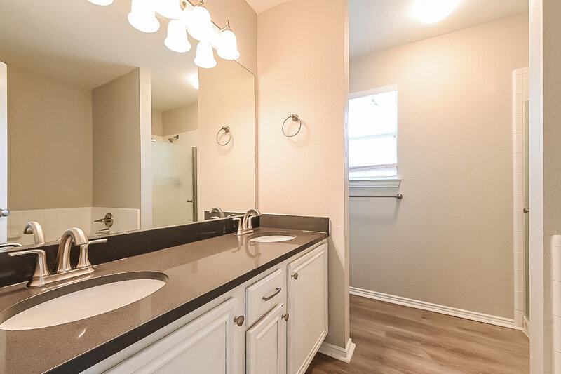 2,215/Mo, 141 Big Sandy Ln Lancaster, TX 75146 Main Bathroom View