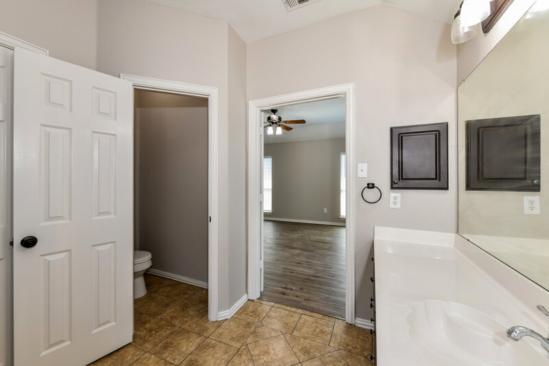 2,765/Mo, 5312 Lily Dr Fort Worth, TX 76244 Main Bathroom View 2