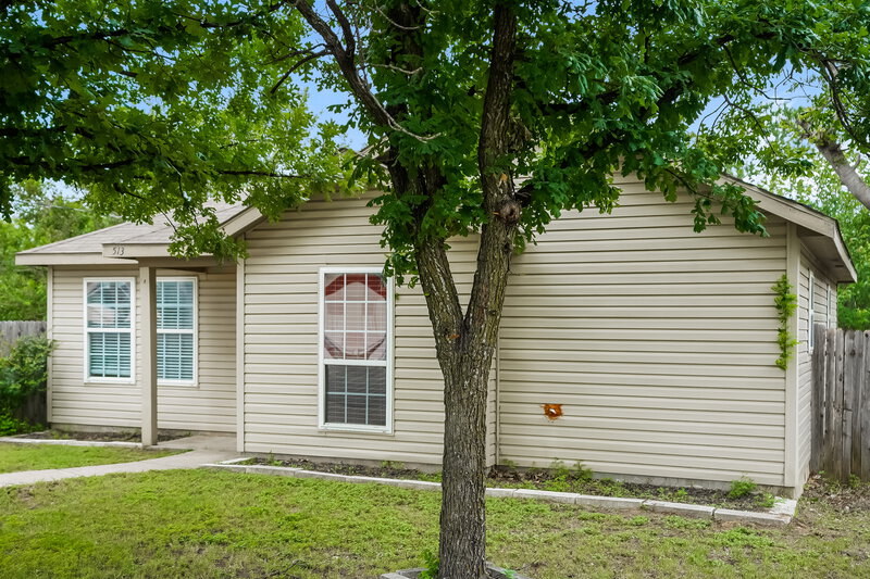 1,765/Mo, 513 N Wood St Denton, TX 76209 Front View