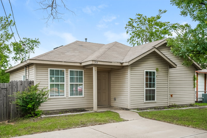 1,765/Mo, 513 N Wood St Denton, TX 76209 Front View 2