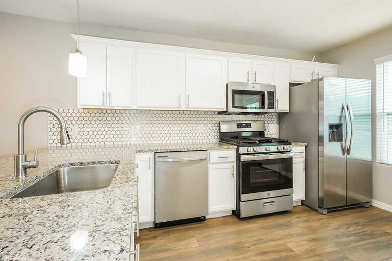 1,765/Mo, 513 N Wood St Denton, TX 76209 Kitchen View