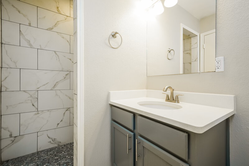 1,765/Mo, 513 N Wood St Denton, TX 76209 Main Bathroom View