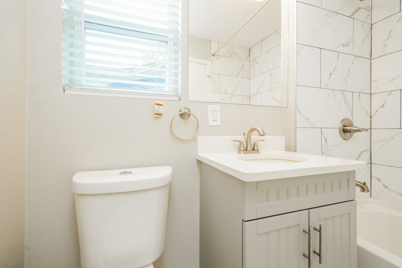 1,765/Mo, 513 N Wood St Denton, TX 76209 Bathroom View