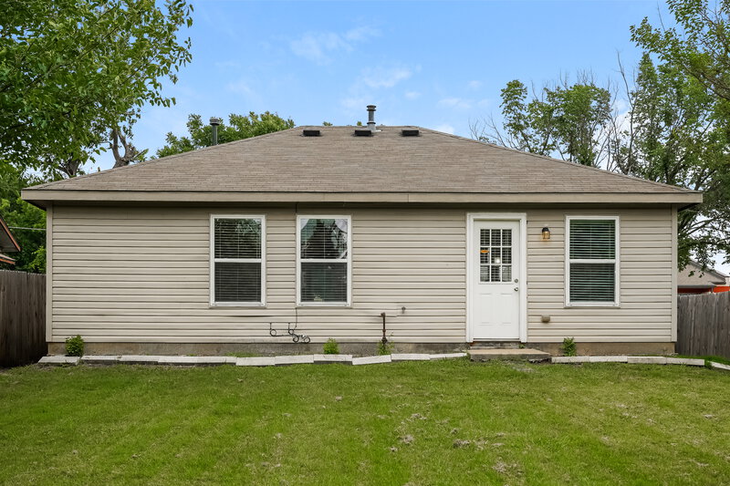 1,765/Mo, 513 N Wood St Denton, TX 76209 Rear View