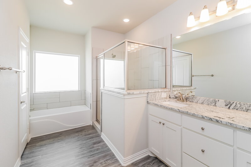 2,180/Mo, 1213 Summerset Ln Burleson, TX 76028 Main Bathroom View