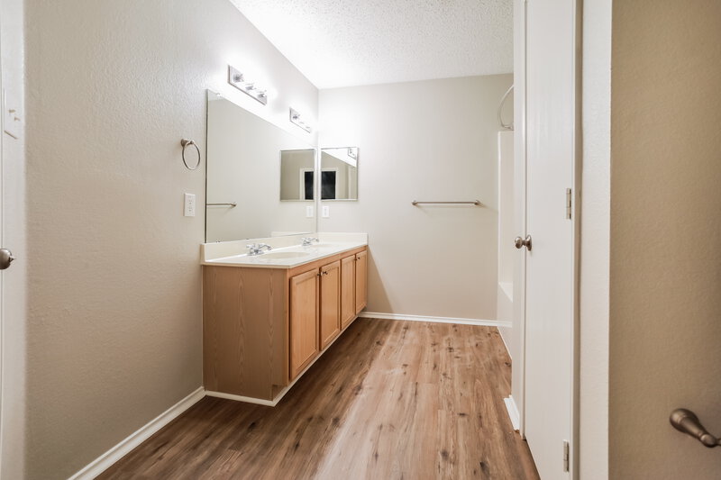 2,750/Mo, 9121 Napa Valley Trl Fort Worth, TX 76244 Main Bathroom View