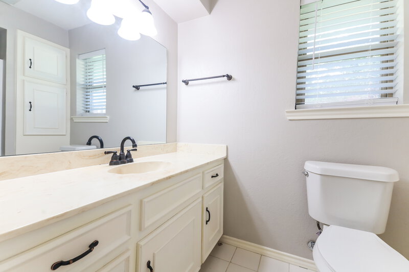 2,120/Mo, 405 W Marble St Wylie, TX 75098 Main Bathroom View