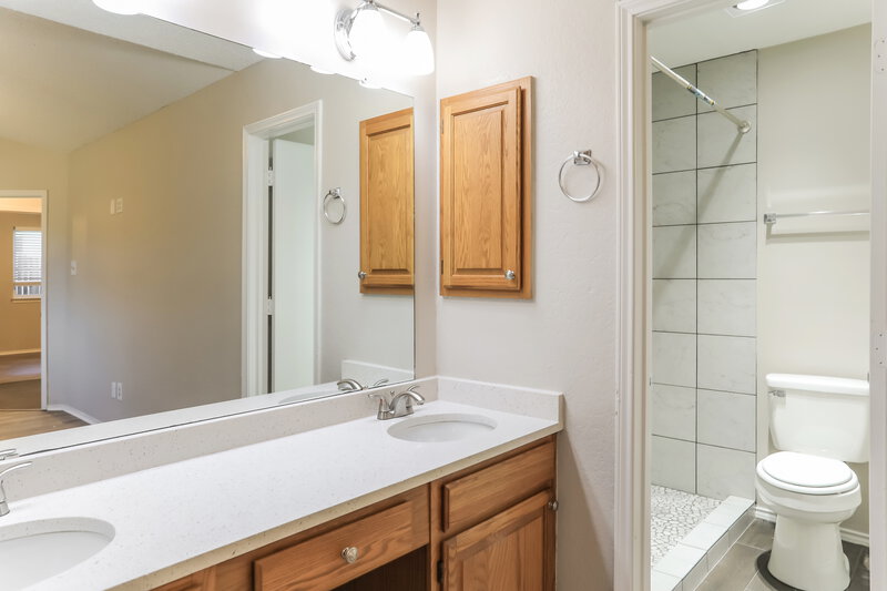 2,055/Mo, 10220 Stoney Bridge Rd Fort Worth, TX 76108 Main Bathroom View