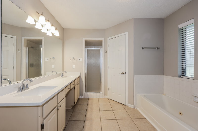 2,245/Mo, 7712 Partridge Dr Watauga, TX 76148 Main Bathroom View