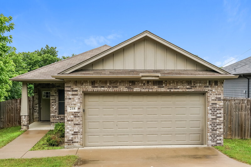 1,950/Mo, 218 S Preston St Alvarado, TX 76009 External View