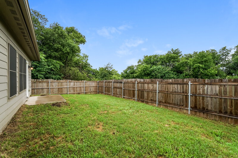 1,915/Mo, 218 S Preston St Alvarado, TX 76009 Backyard View