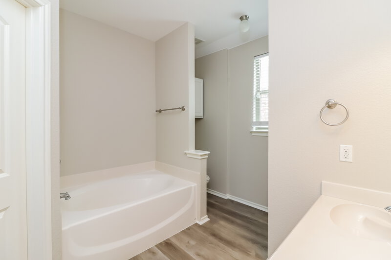 2,990/Mo, 309 Stonegate Blvd Alvarado, TX 76009 Main Bathroom View