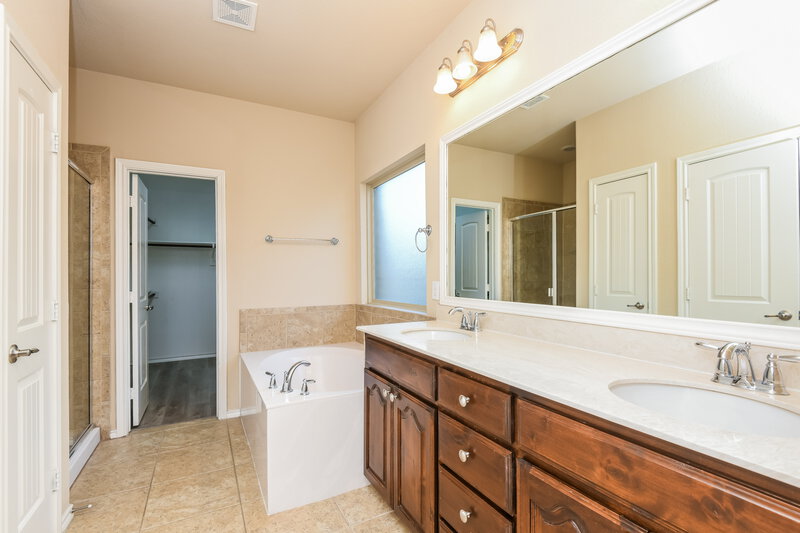 2,425/Mo, 1108 Vaughna Dr Weatherford, TX 76087 Main Bathroom View