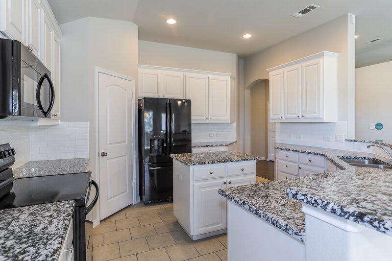 2,260/Mo, 120 Wilson Cliff Dr Fort Worth, TX 76108 Kitchen View