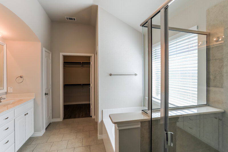 2,260/Mo, 120 Wilson Cliff Dr Fort Worth, TX 76108 Main Bedroom View 3