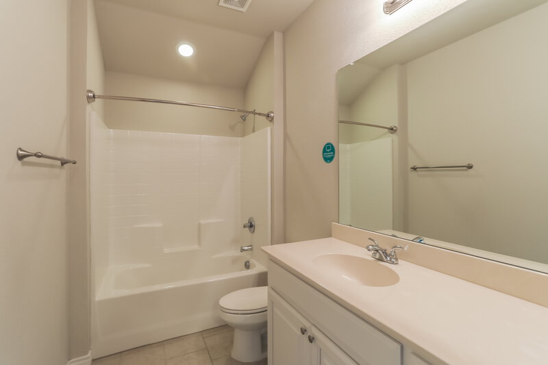 2,260/Mo, 120 Wilson Cliff Dr Fort Worth, TX 76108 Bathroom View