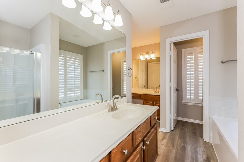 2,625/Mo, 303 Riverwalk Ln Irving, TX 75063 Main Bathroom View
