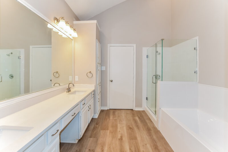 3,505/Mo, 16647 Cleary Cir Dallas, TX 75248 Main Bathroom View