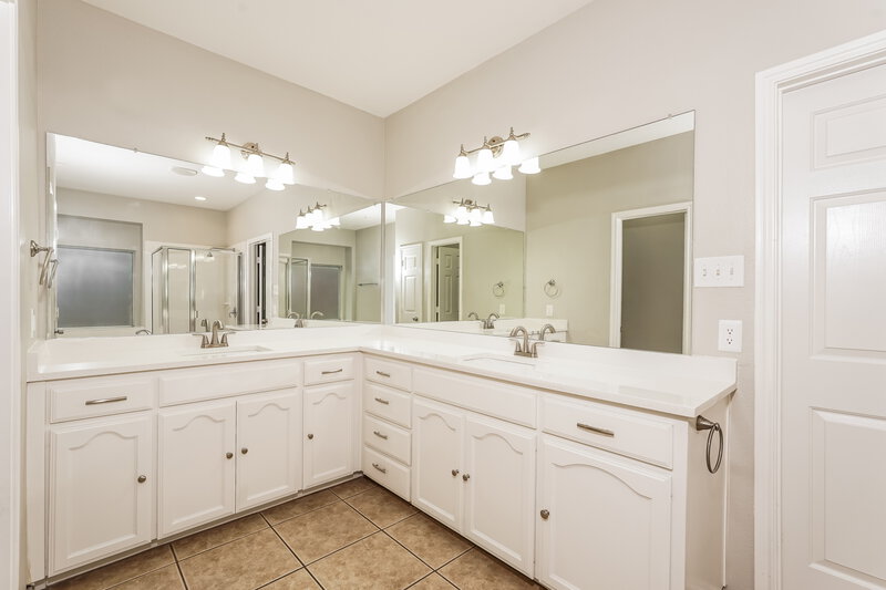 2,825/Mo, 53 Lucas Ln Edgecliff Village, TX 76134 Main Bathroom View