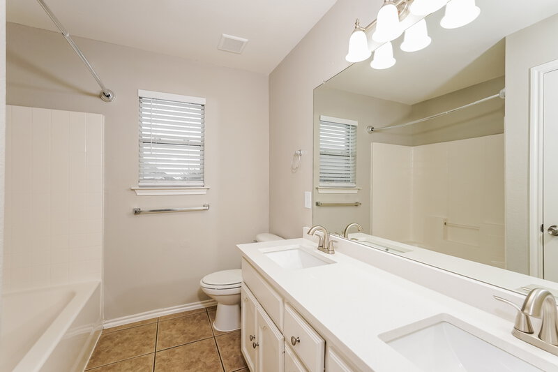 2,825/Mo, 53 Lucas Ln Edgecliff Village, TX 76134 Bathroom View