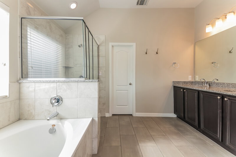 2,500/Mo, 2536 Boot Jack Rd Fort Worth, TX 76177 Main Bathroom View