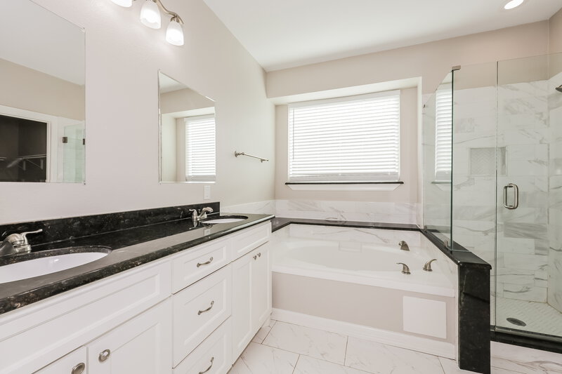 2,990/Mo, 7721 Arcadia Trl Fort Worth, TX 76137 Main Bathroom View