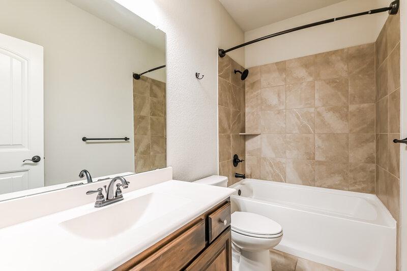 2,945/Mo, 325 Strait Ln Waxahachie, TX 75165 Bathroom View