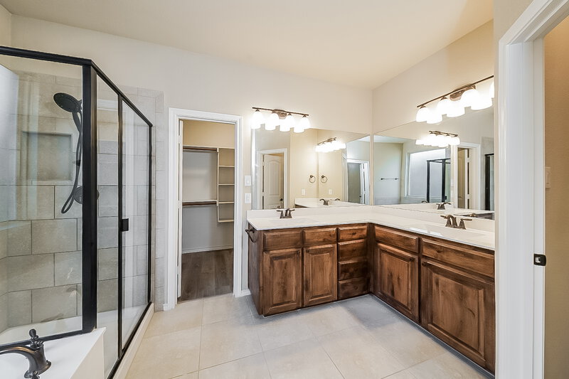 3,080/Mo, 1233 Glen Ct Weatherford, TX 76087 Main Bathroom View