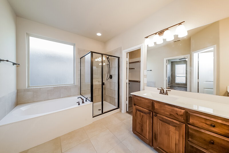 3,080/Mo, 1233 Glen Ct Weatherford, TX 76087 Main Bathroom View 2