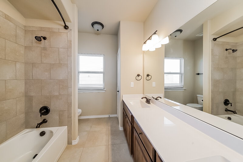 3,080/Mo, 1233 Glen Ct Weatherford, TX 76087 Bathroom View
