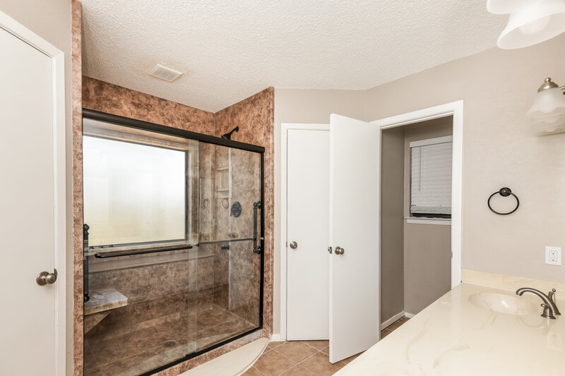 2,365/Mo, 125 Camelot Dr Weatherford, TX 76086 Main Bathroom View