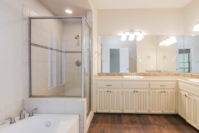 3,540/Mo, 7421 Jamie Renee Ln North Richland Hills, TX 76182 Main Bathroom View