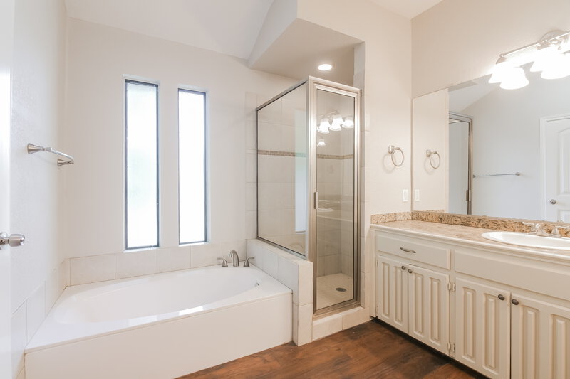 3,540/Mo, 7421 Jamie Renee Ln North Richland Hills, TX 76182 Bathroom View