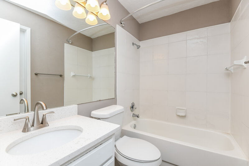 2,640/Mo, 3808 Flintwood Trl Fort Worth, TX 76137 Main Bathroom View